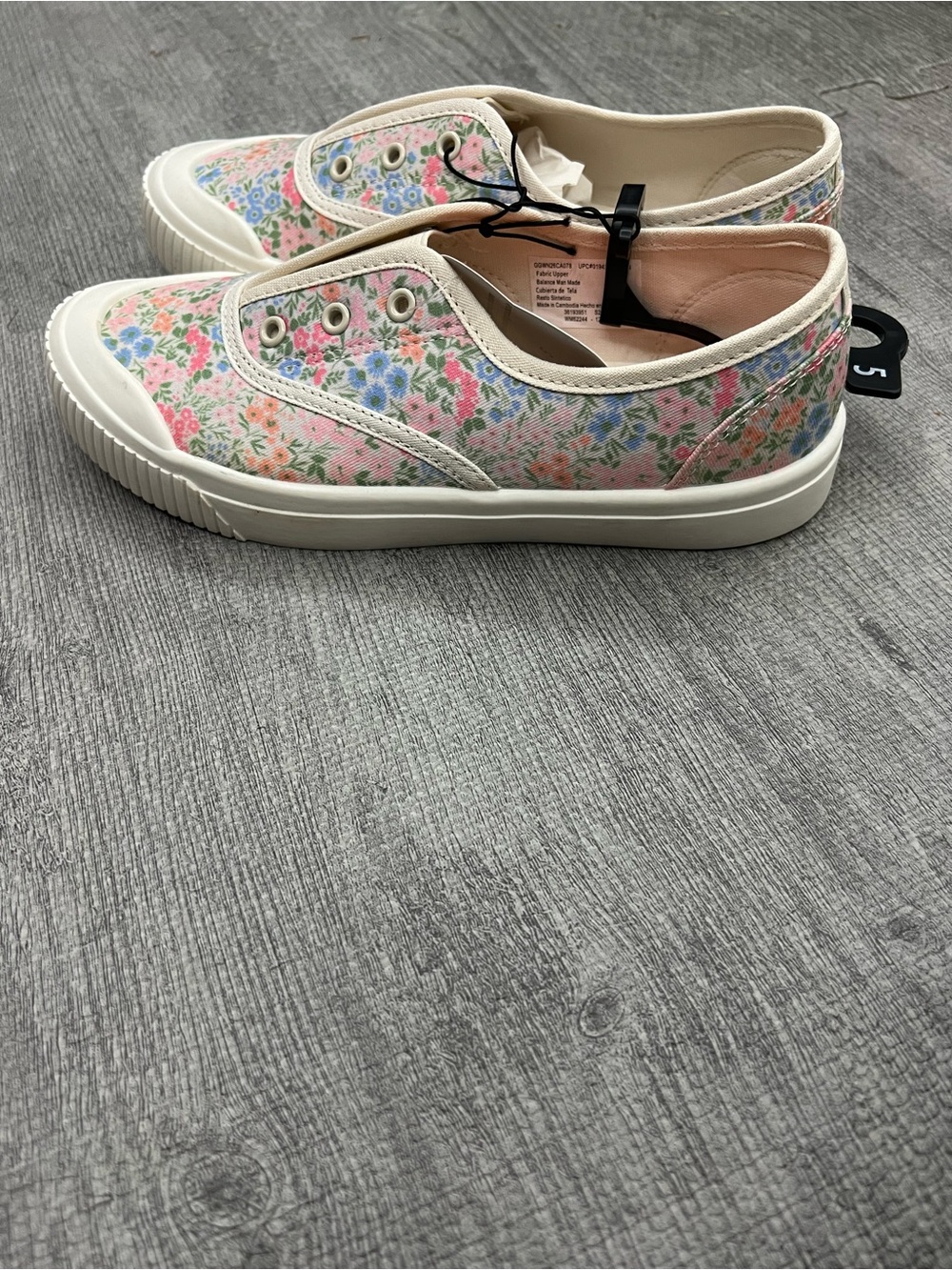 The Wonder Nation Memory Foam Floral Low Top Lace-Up Women’s Sneakers in size 5